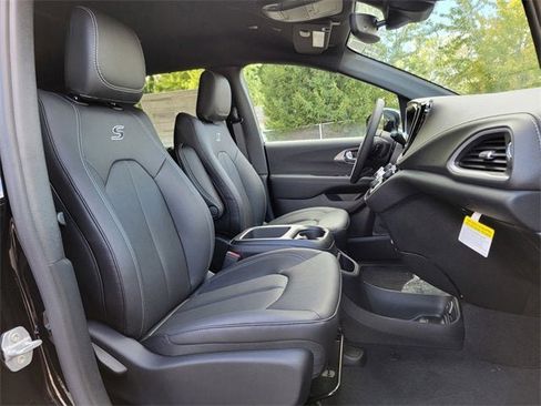 New 2026 Chrysler Pacifica Select image 24
