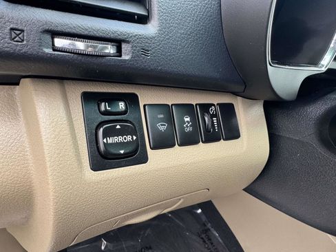 Used 2013 Toyota Highlander Plus image 21
