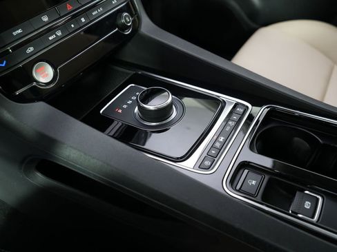 Used 2018 Jaguar F-PACE Premium AWD/4WD image 32