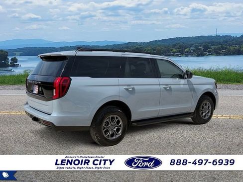 Used 2025 Ford Expedition Active RWD image 3