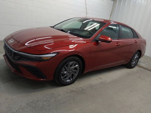 Used 2024 Hyundai Elantra SEL FWD image 2