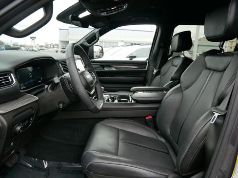Used 2022 Jeep Wagoneer Series III AWD/4WD image 32