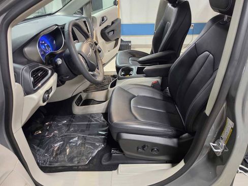 Used 2024 Chrysler Pacifica Touring-L image 16