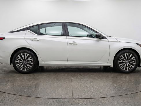 Used 2025 Nissan Altima 2.5 SV FWD image 11
