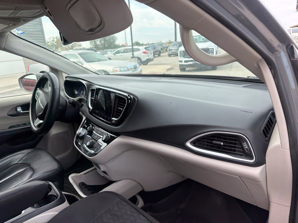 Used 2022 Chrysler Pacifica Touring-L FWD image 13