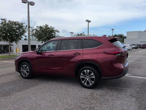 Used 2023 Toyota Highlander XLE FWD image 6