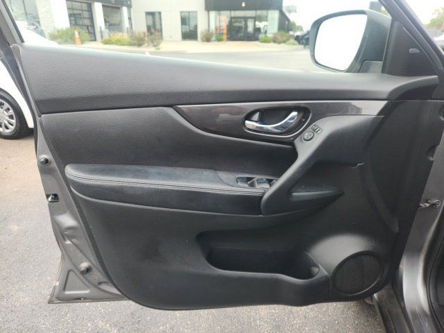 Used 2017 Nissan Rogue SV AWD/4WD image 13
