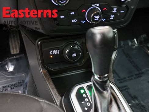 Used 2023 Jeep Renegade Latitude AWD/4WD image 20