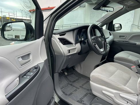 Certified 2020 Toyota Sienna L image 9