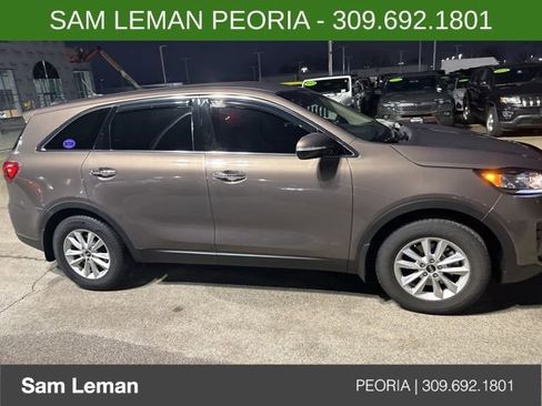 Used 2019 Kia Sorento LX image 4