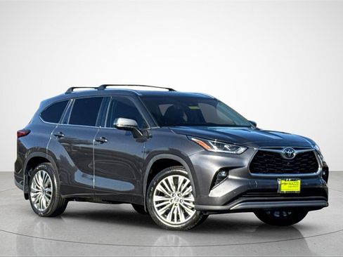 Used 2022 Toyota Highlander Platinum image 2