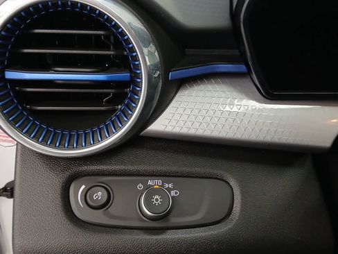 Used 2025 Chevrolet Trax LT w/ LT Convenience Package image 13