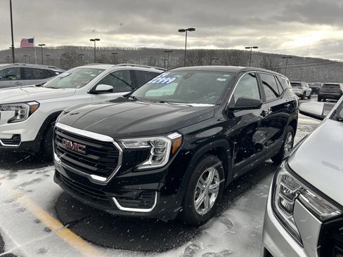 Used 2024 GMC Terrain SLE image 4
