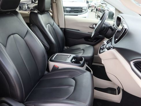 Used 2023 Chrysler Pacifica Touring-L FWD image 28
