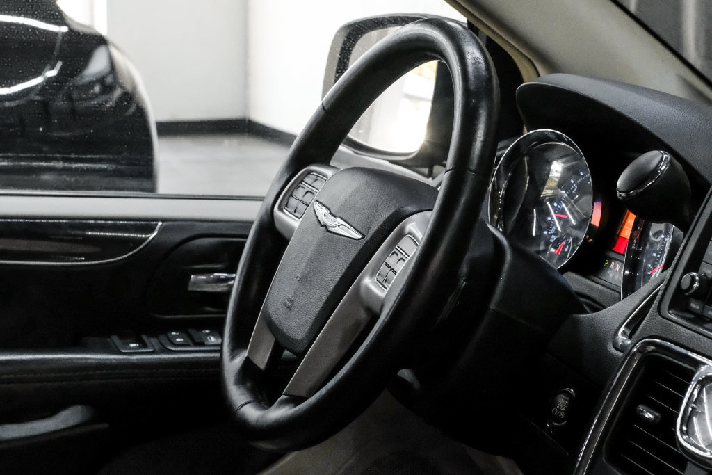 Used 2015 Chrysler Town & Country Touring w/ Driver Convenience Group FWD image 16