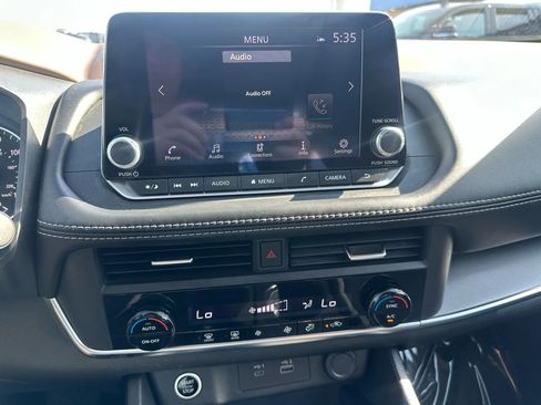 Used 2023 Nissan Rogue SV image 18