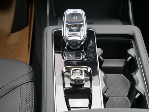 New 2026 Volvo XC90 B6 Plus w/ Protection Package Premier AWD/4WD image 9