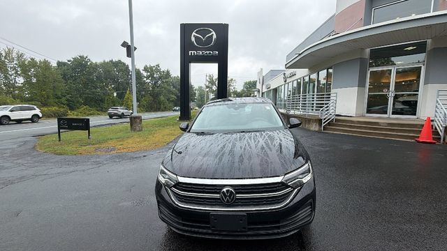 Used 2024 Volkswagen Jetta SE FWD image 2