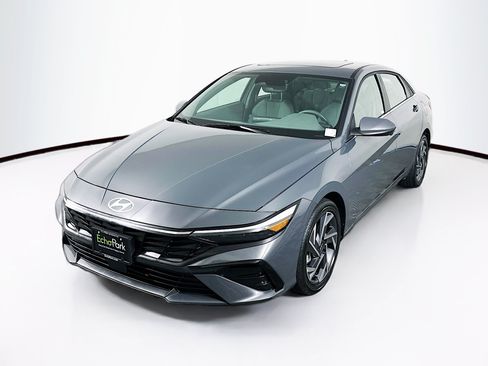 Used 2025 Hyundai Elantra SEL FWD image 3