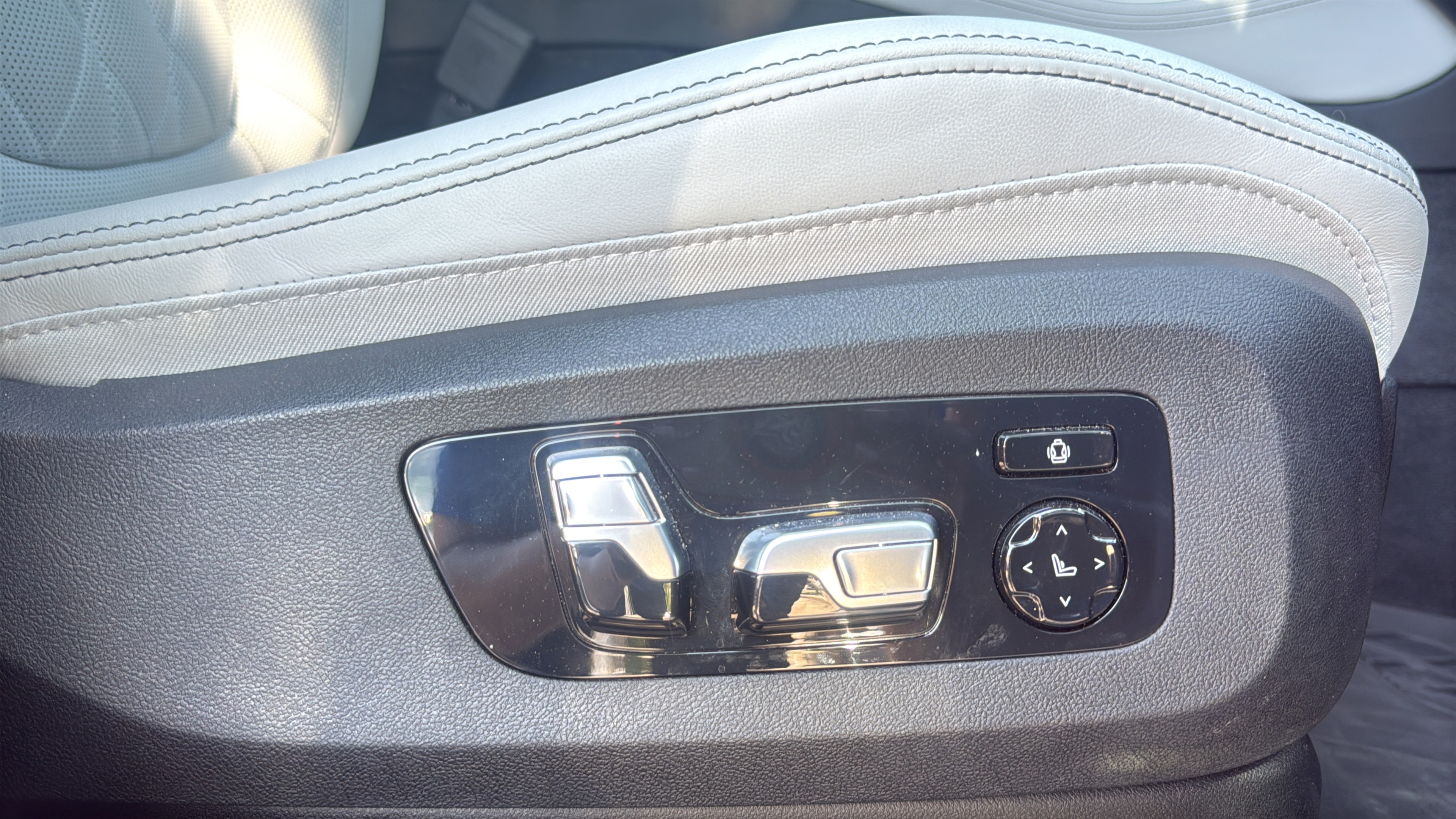Used 2024 BMW X5 xDrive50e w/ M Sport Package AWD/4WD image 29