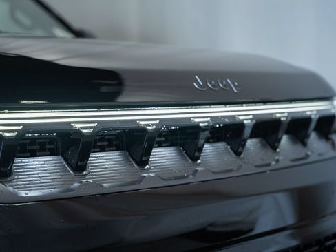 New 2026 Jeep Grand Wagoneer L Limited AWD/4WD image 9