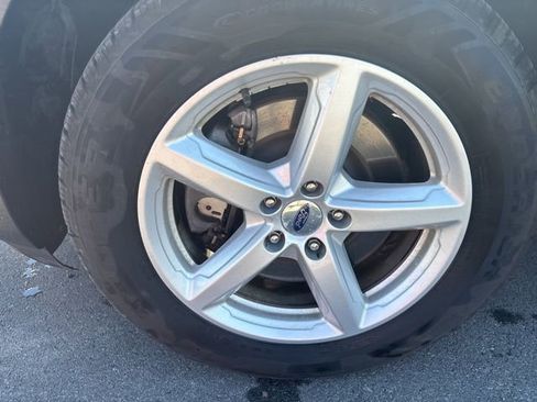 Used 2017 Ford Explorer XLT w/ Equipment Group 202A AWD/4WD image 2
