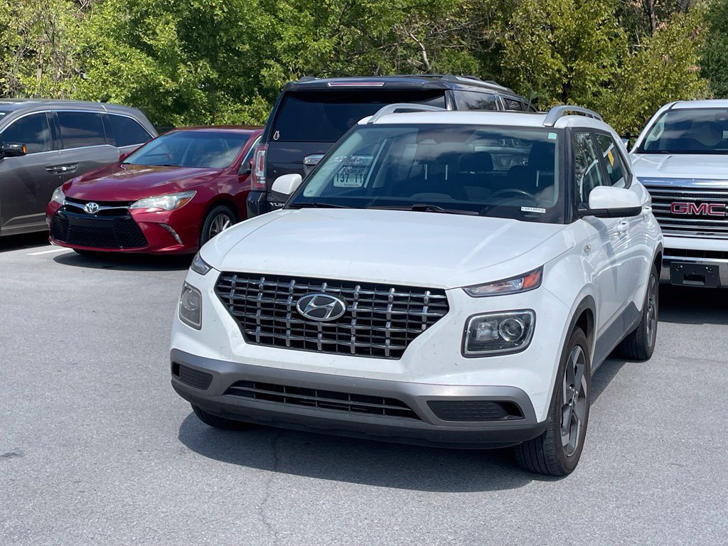 Used 2025 Hyundai Venue SEL FWD image 3
