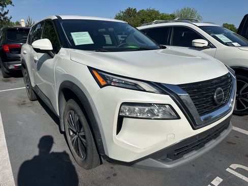 Used 2021 Nissan Rogue SV FWD image 2