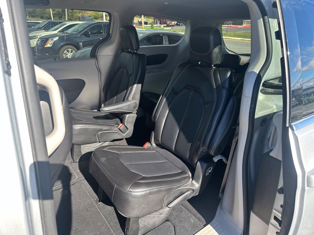 Used 2024 Chrysler Pacifica Touring-L FWD image 10