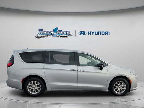 Used 2024 Chrysler Pacifica Touring-L image 9