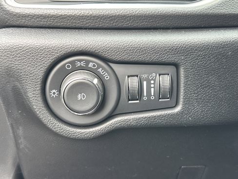 New 2026 Chrysler Pacifica Limited w/ Uconnect Theater Family Group image 12