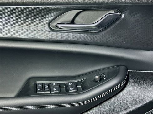 New 2025 Jeep Grand Cherokee Altitude image 12