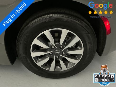 Used 2022 Chrysler Pacifica Touring-L w/ Uconnect Theater Family Group image 31