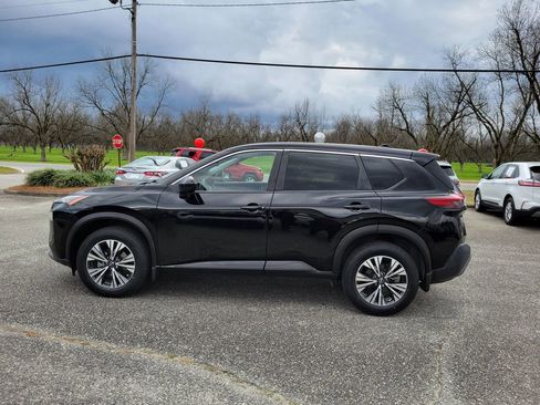 Used 2023 Nissan Rogue SV image 2