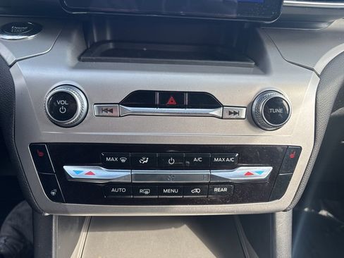 Used 2022 Ford Explorer XLT w/ Equipment Group 202A image 30