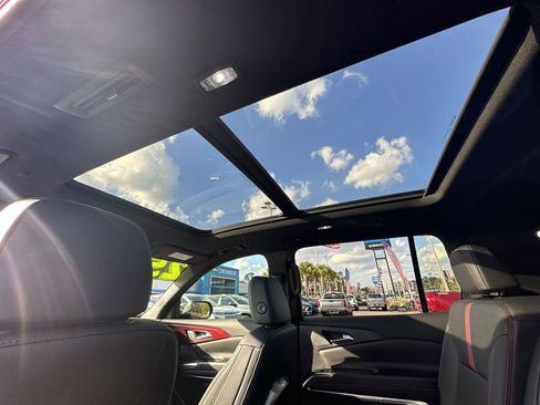 Used 2025 Chevrolet Traverse RS image 19