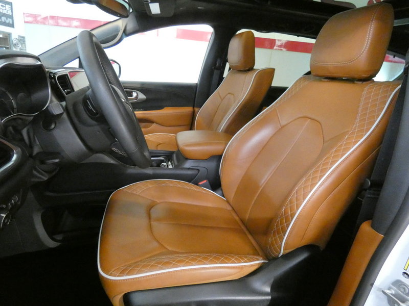 Used 2025 Chrysler Pacifica Pinnacle FWD image 9