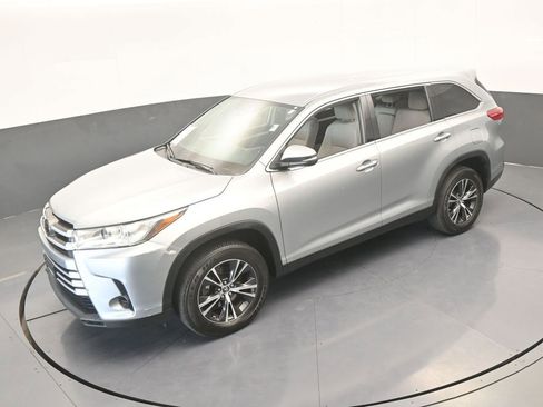 Used 2019 Toyota Highlander LE image 44
