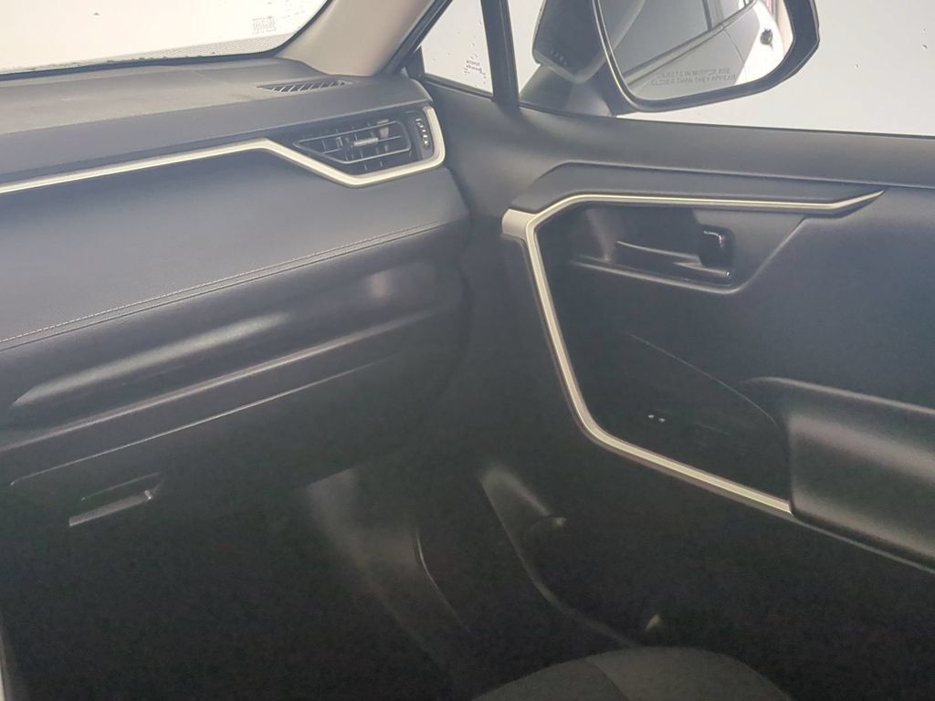 Used 2021 Toyota RAV4 LE FWD image 18