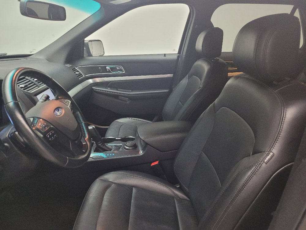 Used 2016 Ford Explorer XLT w/ Equipment Group 202A AWD/4WD image 17