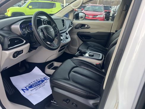 Used 2024 Chrysler Pacifica Touring-L image 11