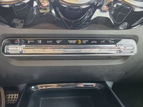 Used 2020 Mercedes-Benz GLB 250 4MATIC image 28