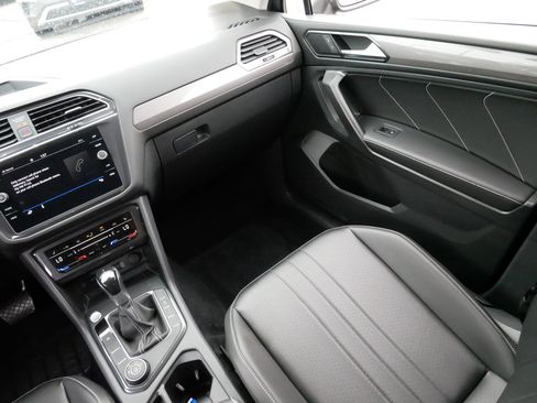 Certified 2022 Volkswagen Tiguan SE image 12