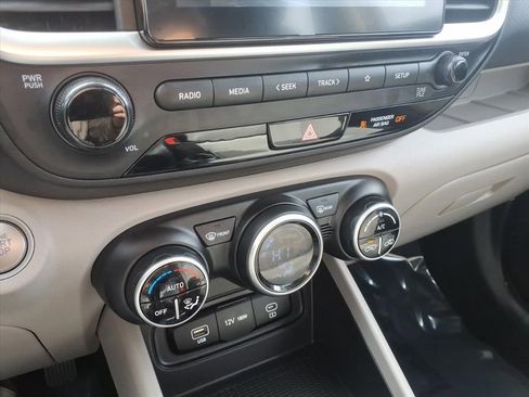 Used 2025 Hyundai Venue SEL FWD image 11