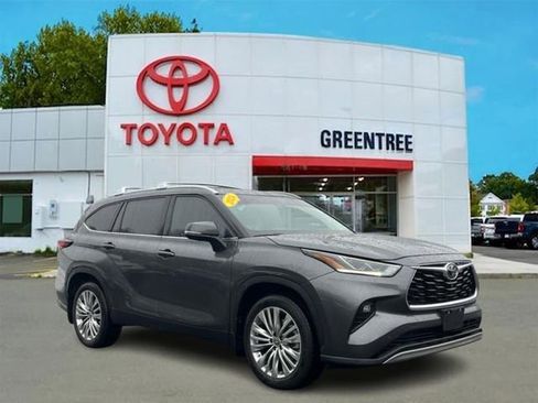Used 2024 Toyota Highlander Platinum image 1