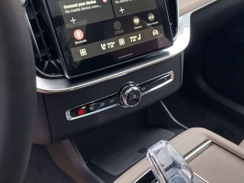 New 2026 Volvo XC90 B6 Plus w/ Protection Package Premier image 17