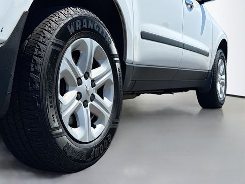 Used 2017 Chevrolet Traverse LS FWD image 15