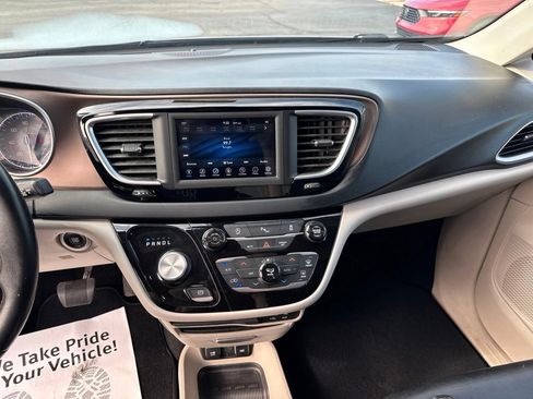 Used 2018 Chrysler Pacifica Touring-L FWD image 16
