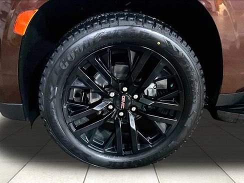 Used 2023 GMC Yukon XL SLT w/ SLT Luxury Package AWD/4WD image 9