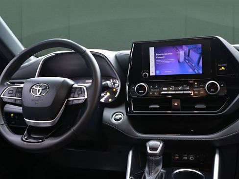 Used 2024 Toyota Highlander XSE FWD image 31
